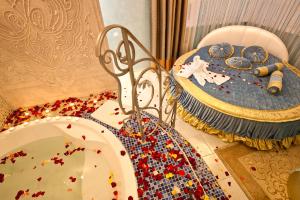 stół z kupą koralików na stole w obiekcie Style Hotel w Charkowie