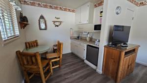 A kitchen or kitchenette at Sequoia Lodge