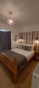 1 dormitorio con 1 cama grande de madera en una habitación en Trentham House, en Paignton