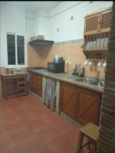 una cucina con un lavello e un piano di lavoro di Casa rural Alameda en Alanís, Sierra Norte de Sevilla ad Alanís
