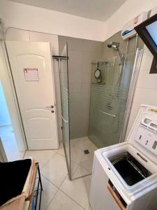 y baño con ducha y ducha acristalada en la puerta trasera. en Bat Yam Penthouse Sea View, en Bat Yam