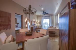 een eetkamer en een woonkamer met een tafel en stoelen bij Sunset Beach golf & spa Resort Pueblo Bonito in Cabo San Lucas
