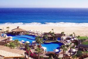 een luchtzicht op een resort met een strand bij Sunset Beach golf & spa Resort Pueblo Bonito in Cabo San Lucas