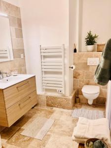 La salle de bains est pourvue de toilettes et d'un lavabo. dans l'établissement Loft entre mer et campagne à 5 min d'Ajaccio classé 4 étoiles, à Alata