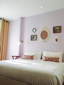 Postel nebo postele na pokoji v ubytování Nai Suan Bed and Breakfast