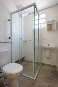 ein Bad mit einer Dusche, einem WC und einem Waschbecken in der Unterkunft Flat Econômico in São Paulo