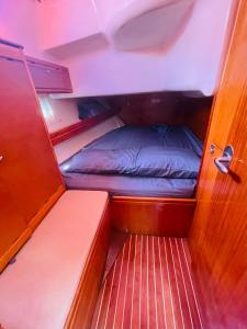 ein kleines Zimmer mit einem Bett auf der Rückseite eines Bootes in der Unterkunft Naboa 2 in Playón Chico