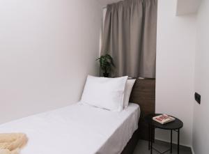 Posteľ alebo postele v izbe v ubytovaní Alcyone Studios and Apartments