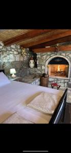 1 dormitorio con 1 cama grande y chimenea de piedra en Valle_verde, en Bar