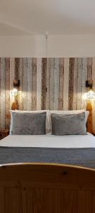 een slaapkamer met een bed met 2 kussens bij Trentham House in Paignton
