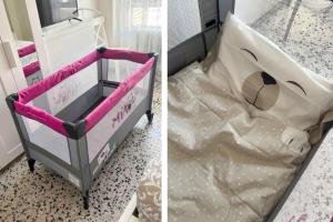 ein Kinderbett in einem Schlafzimmer mit rosa und weiß in der Unterkunft En Palencia capital céntrico con garaje Roberto in Palencia