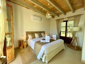 sypialnia z łóżkiem z dwoma pudłami w obiekcie Cas Coix. Jacuzzi, gimnasio y piscina w mieście Biniali
