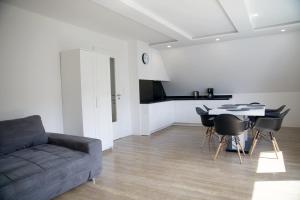 - un salon avec un canapé et une table dans l'établissement Apartamenty Taternickie, à Zakopane