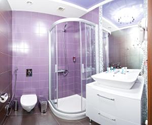 ein lila Badezimmer mit einer Dusche und einem Waschbecken in der Unterkunft Style Hotel in Kharkov