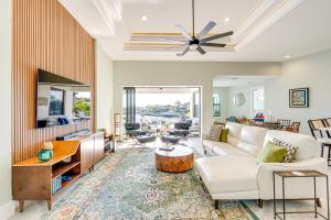 Χώρος καθιστικού στο Luxe Home in Punta Gorda with Pool Canal Views!