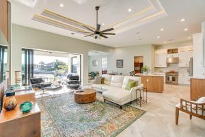 Η κουζίνα ή μικρή κουζίνα στο Luxe Home in Punta Gorda with Pool Canal Views!