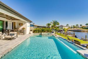 Πισίνα στο ή κοντά στο Luxe Home in Punta Gorda with Pool Canal Views!