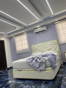 een slaapkamer met een bed in een kamer met paarse muren bij Villa Doña Juana in Cancino Adentro