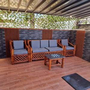 een patio met banken en een tafel op een patio bij Villa Doña Juana in Cancino Adentro