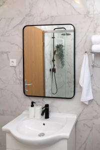 Koupelna v ubytování Apartments Mikanović + 37 fotografií