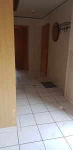 ザンデにあるFerienwohnung am Deichの白いタイルフロアの空間
