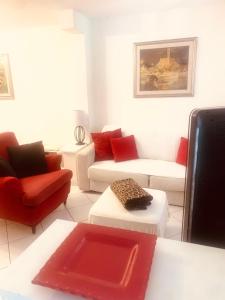 sala de estar con muebles de color rojo y blanco en Casa Luciana, la tua casa al mare, en Marina di Ravenna