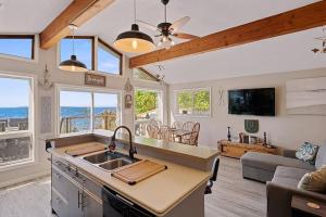 kuchnia i salon z widokiem na ocean w obiekcie Grandview Beach Retreat - an incredible beachfront is waiting for you w mieście Port McNicoll