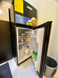 a refrigerator with its door open with food inside at Microsuite 4 hermosa y céntrica in Guayaquil