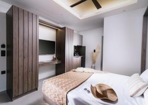 Posteľ alebo postele v izbe v ubytovaní Alcyone Studios and Apartments