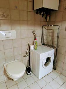 uma casa de banho com uma máquina de lavar roupa e um WC em The Place to be 2 "City Centre Apartments" em Viena
