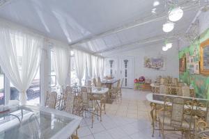 ein Zimmer mit Stühlen und Tischen sowie einem Esszimmer in der Unterkunft Staryi Krakiv in Lwiw