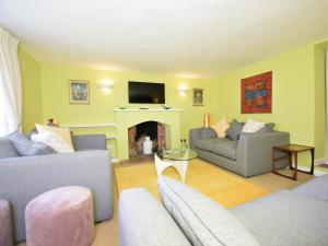 uma sala de estar com dois sofás e uma lareira em 6 Bed in Wroxham 72652 em Hoveton