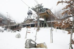une station de ski avec une remontée mécanique dans la neige dans l'établissement Luderna - Apartamento Val de Ruda A30 Manaud, à Baqueira-Beret