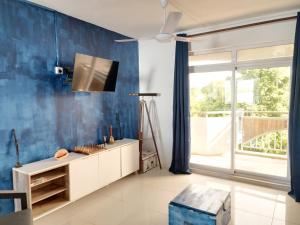 een woonkamer met een blauwe muur bij Morsky Vanek Apartment in Flic-en-Flac