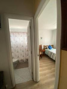 eine offene Tür zu einem Schlafzimmer mit einem Bett in der Unterkunft Dulces Sueños in Chillán