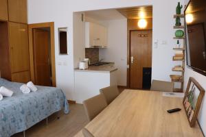 a small room with a bed and a kitchen at Beautiful lake in Garda