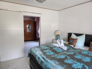 Un dormitorio con una cama con dos cisnes. en Ferienhaus Ani & Apartment Rustikal, en Patzig