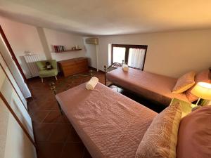 un soggiorno con 2 letti e un divano di Villetta panoramica con giardino a Ossi