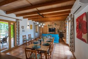 a large dining room with a table and chairs at Finca Girasols in Campos