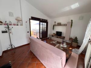 un soggiorno con divano e tavolo di Villetta panoramica con giardino a Ossi