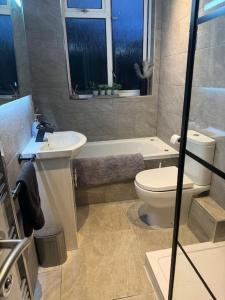 y baño con aseo blanco y lavamanos. en LT Apartments Stoneygate - 2 Bed, en Leicester