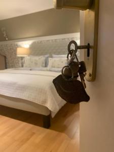 een slaapkamer met een wit bed en een houten vloer bij Gästezimmer - Mespelbrunn in Mespelbrunn