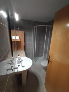 een badkamer met wastafel, douche en toilet bij Miami Platja cerca del mar in Miami Platja