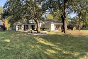 ein Haus mit einem Baum im Hof in der Unterkunft Luxury Southern Mansion w/ Pool in Memphis