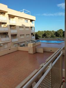 een balkon van een appartementencomplex met een zwembad bij Miami Platja cerca del mar in Miami Platja