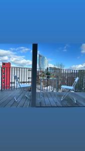- deux vues sur une terrasse avec une table et des chaises dans l'établissement Joli appartement haut standing Liège Centre, à Liège