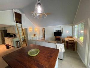une cuisine et une salle à manger avec une table en bois dans l'établissement Berta's Lake Front Cottage on Winona Lake!, à Ashland
