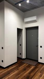 聶伯城的住宿－Apartments in Grani，一间空房间,设有两扇门,铺有木地板
