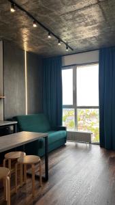 聶伯城的住宿－Apartments in Grani，客厅配有绿色沙发和桌子