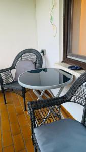 een tafel en stoelen in een kamer met een raam bij Gästezimmer - Mespelbrunn in Mespelbrunn